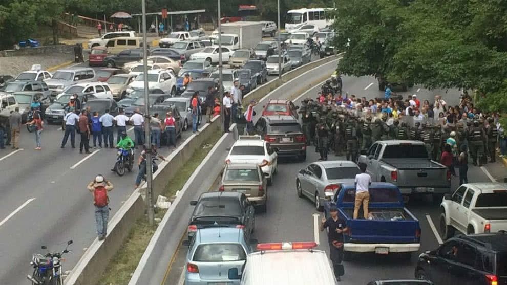 Reportan protestas en la autopista Francisco Fajardo