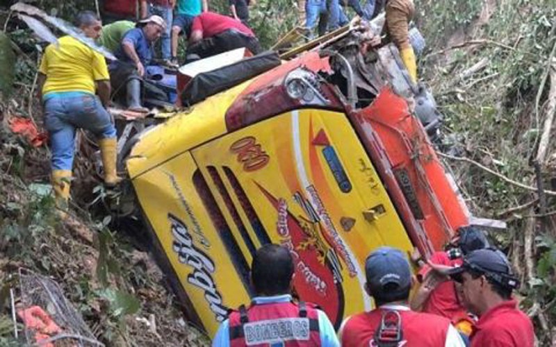 Accidente de tránsito en Ecuador dejó 12 muertos y 27 heridos