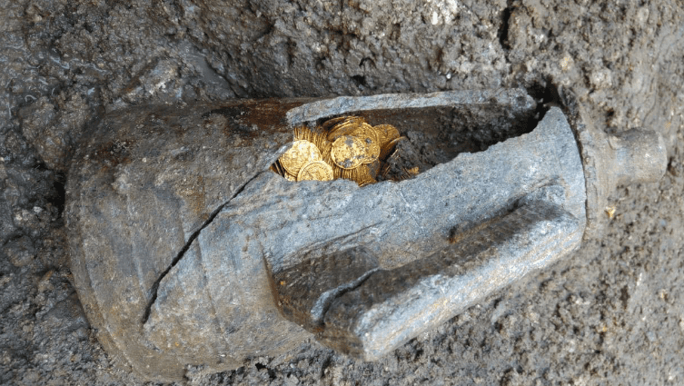 Descubren miles de monedas de oro en antiguo teatro romano