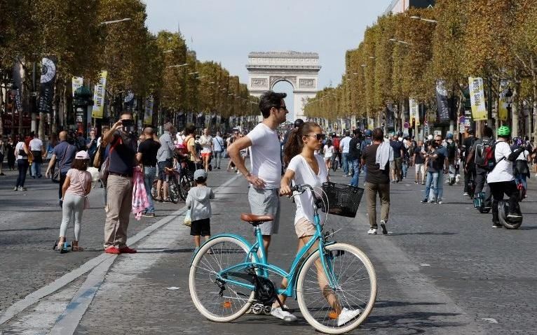 Calles de París se vacían de coches y la contaminación se desploma
