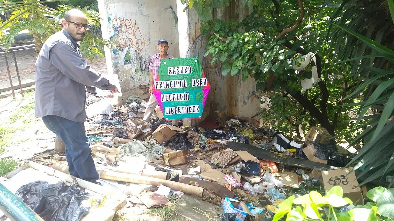 A pesar del acosó de PNB caraqueños develaron “Monumento a la basura”