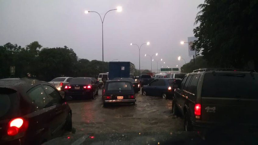 Distribuidor Altamira se encuentra inundado tras fuertes lluvias