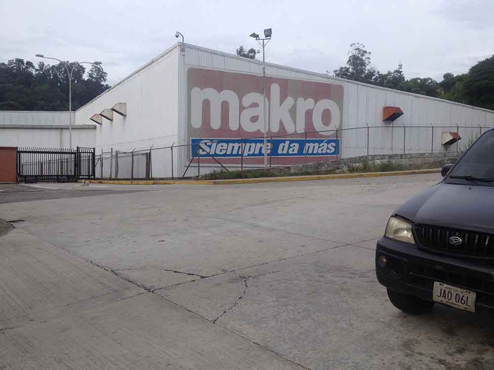 Banda hurta carros de estacionamiento de Makro