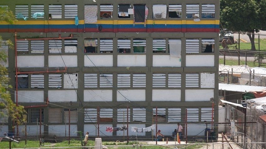 Presos de Yare comen una arepa diaria