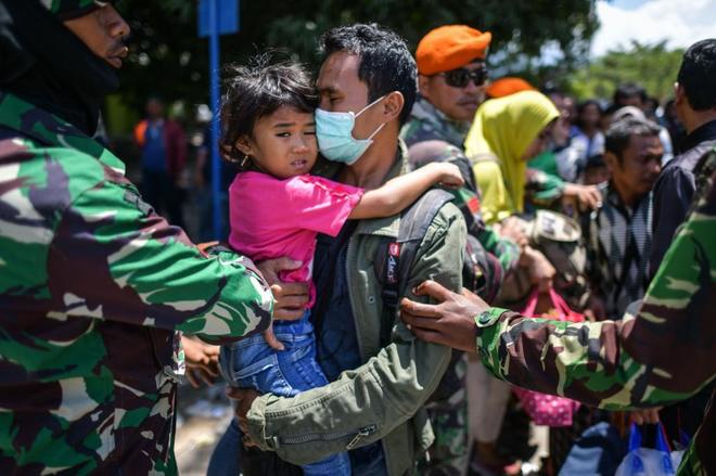 Indonesia: Rescatan a 31 menores que se quedaron aislados en dos escuelas tras el seísmo