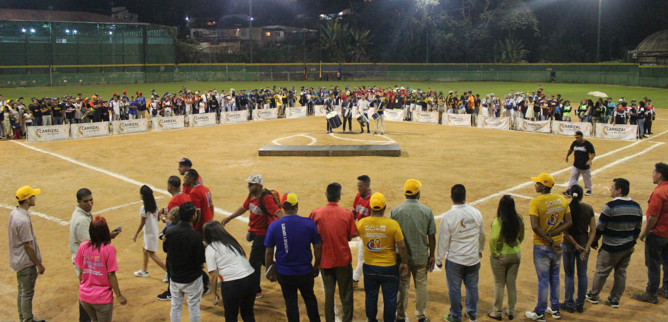 Con 40 equipos se inauguró el softbol mixto de Carrizal