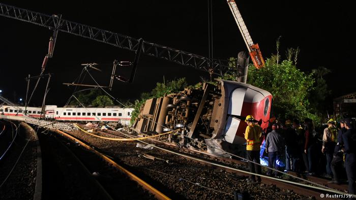 18 muertos en descarrilamiento de un tren en Taiwán