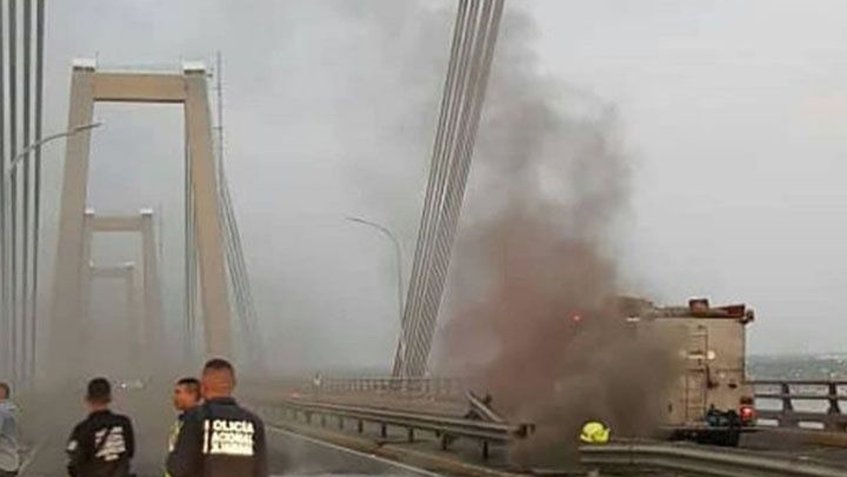 Cierran el Puente sobre el Lago por explosión en subestación eléctrica de Santa Rita