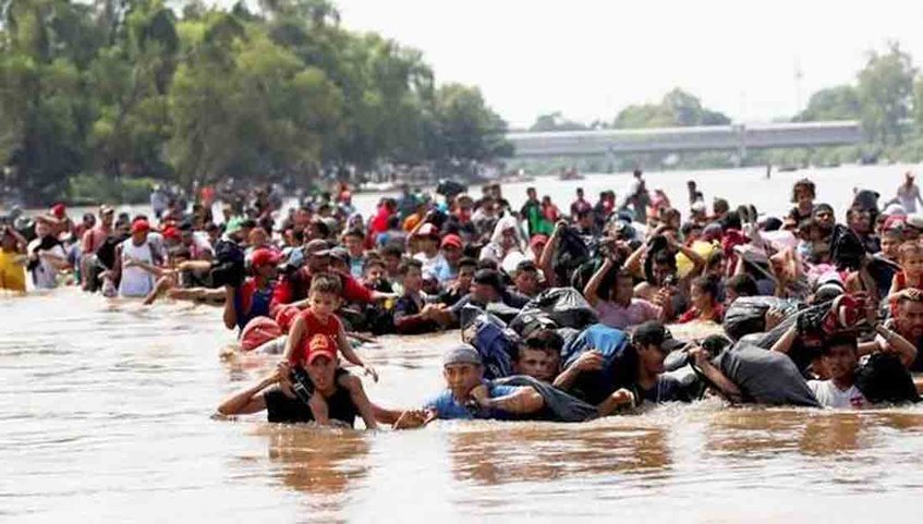 Caravana de migrantes atraviesa el río que separa a Guatemala de México