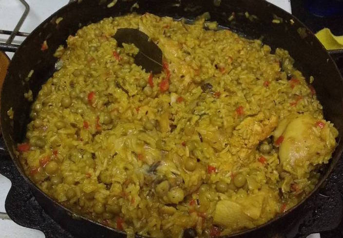 Preparar arroz con pollo sale “cariñoso”