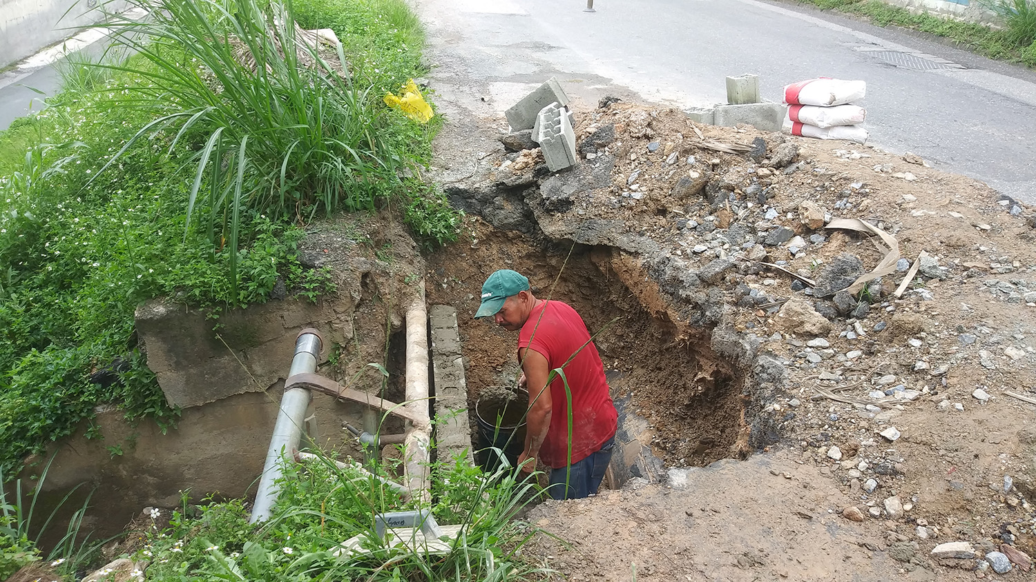 Arreglan tubería rota en zona industrial de Carrizal