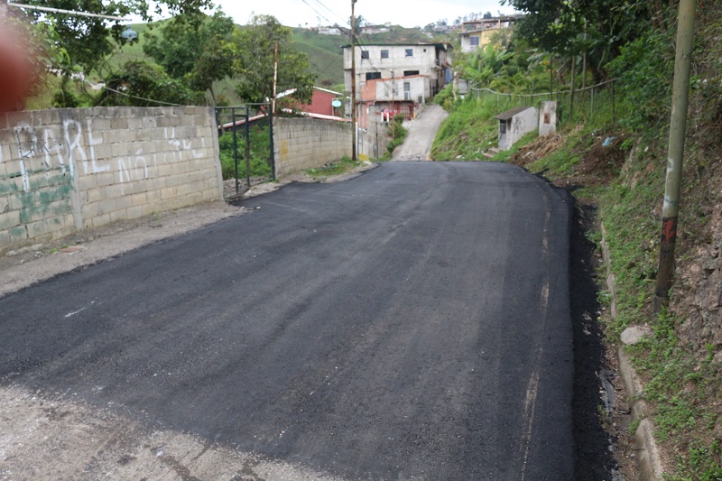 Han aplicado cuatro mil toneladas de asfalto en 12 comunidades