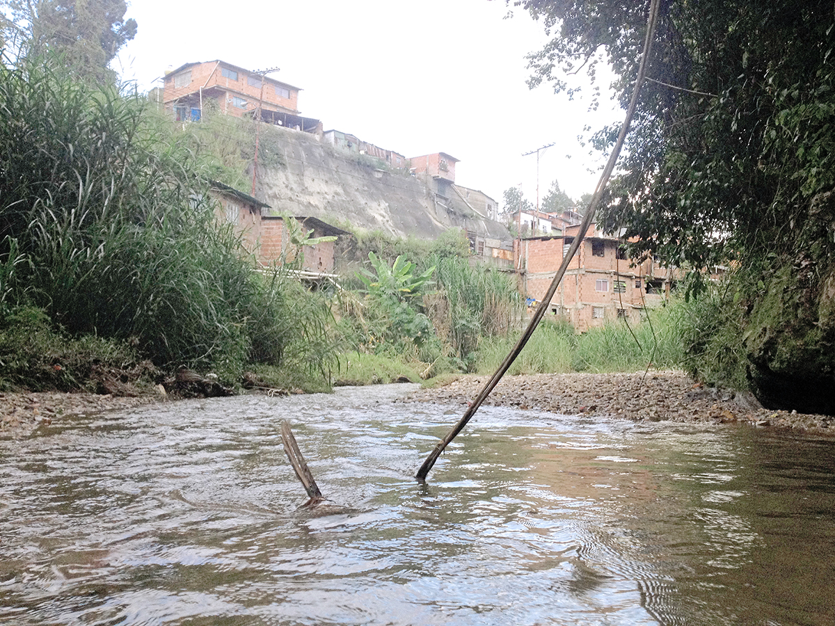 Río San Pedro amenaza a 400 familias de Santa Eduvigis