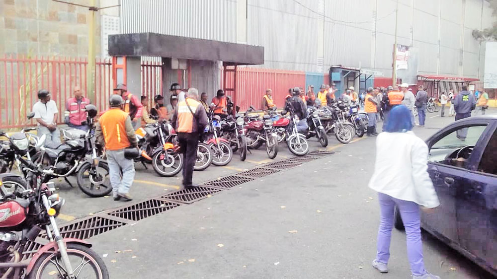 Mototaxistas hacen carreritas gratis en horas pico