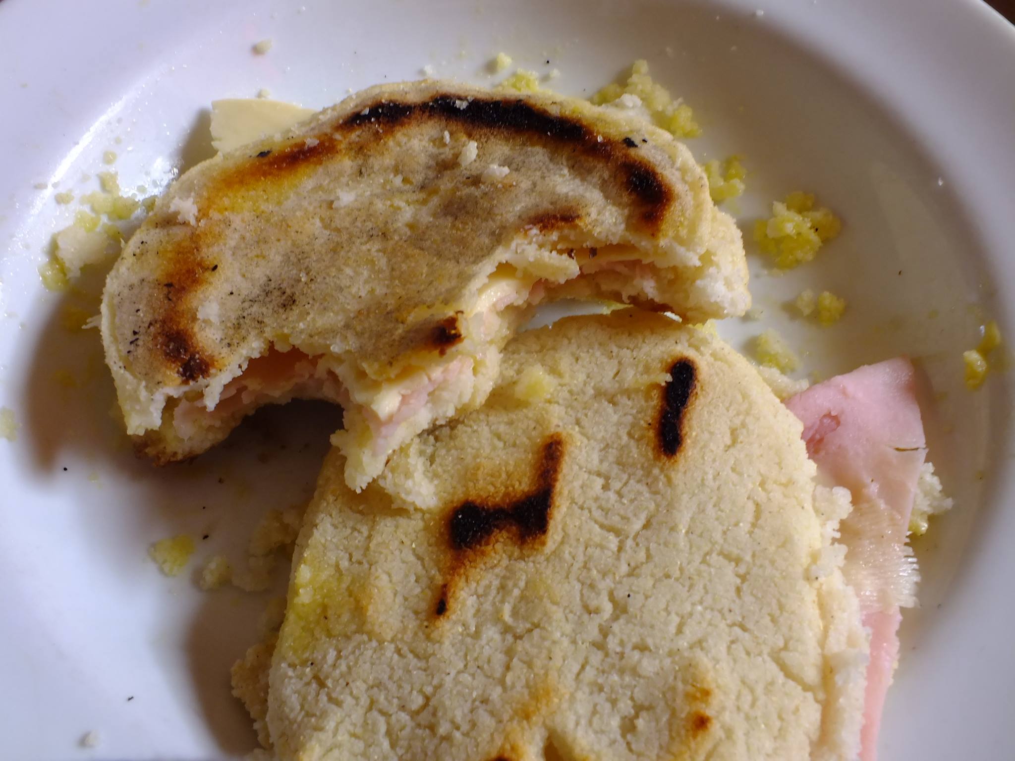 Tequeños se las ingenian para rellenar las arepas