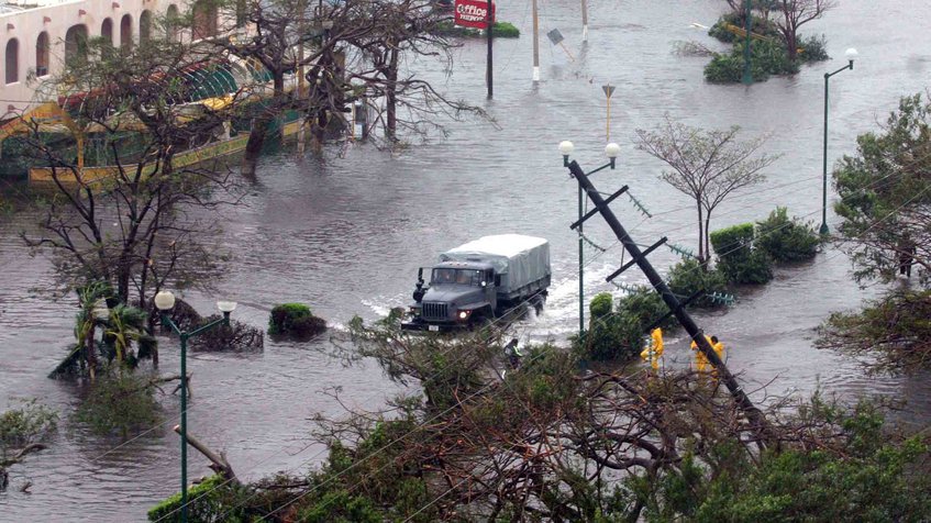 Huracán Willa pierde fuerza pero provoca efectos en costa del Pacífico mexicano