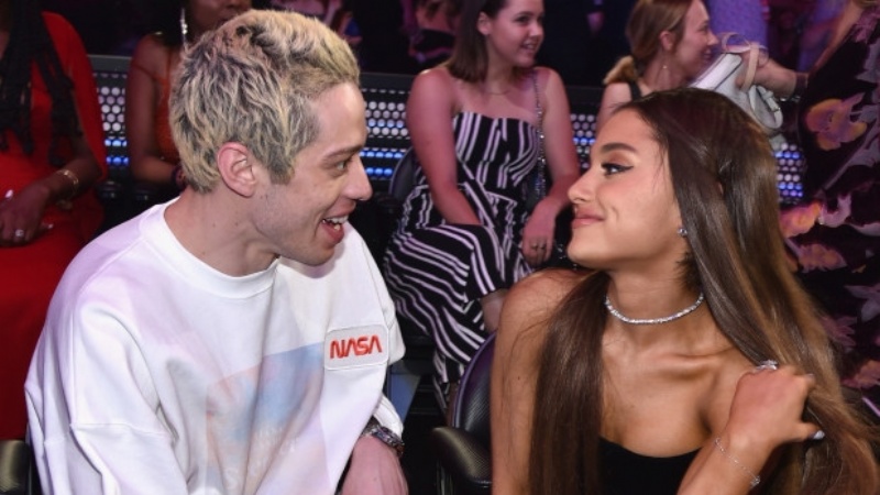 Pete Davidson bromea sobre su ruptura con Ariana Grande