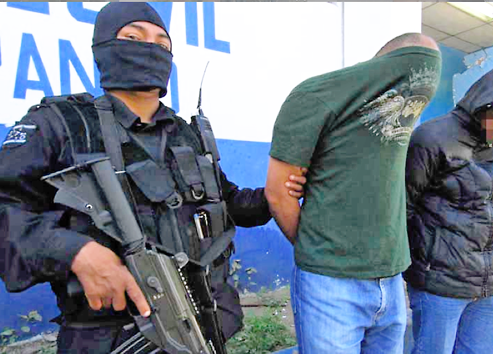 Detenidos nueve policías con 96 panelas de droga