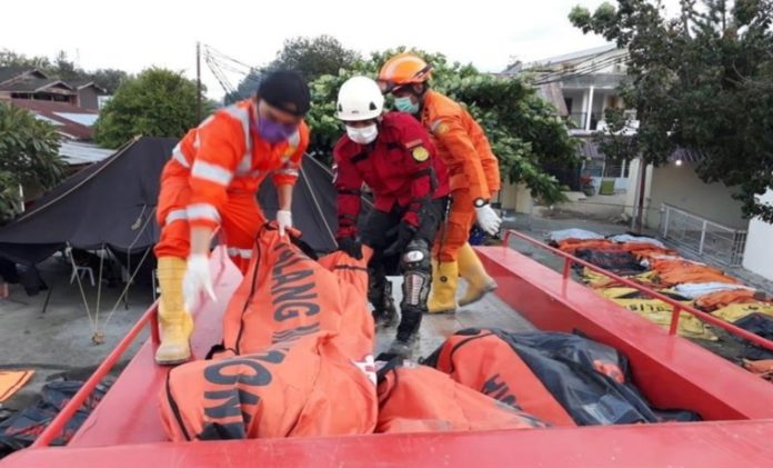 34 niños muertos fueron hallados en campamento afectado por el terremoto en Indonesia