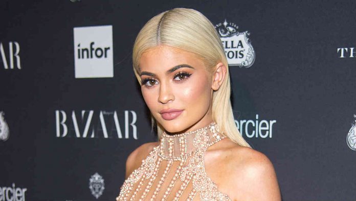 Demandan a Kylie Jenner por copiar línea de cosméticos
