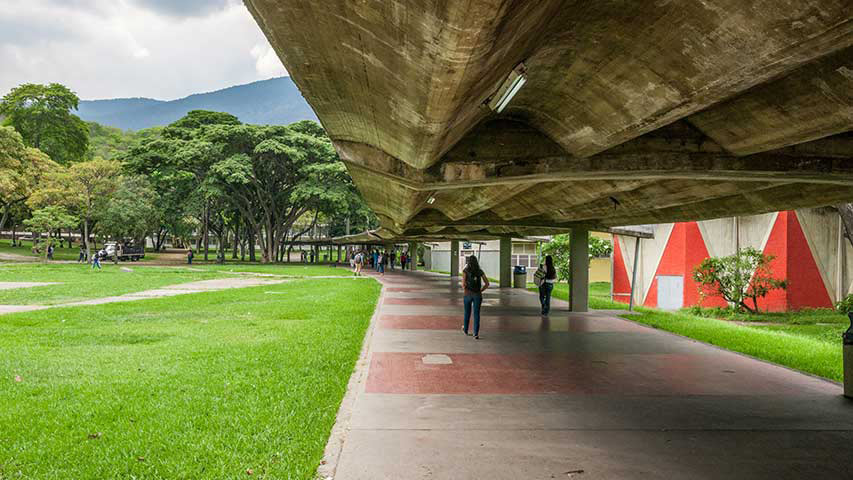 Situación económica afecta a estudiantes de farmacia de la UCV