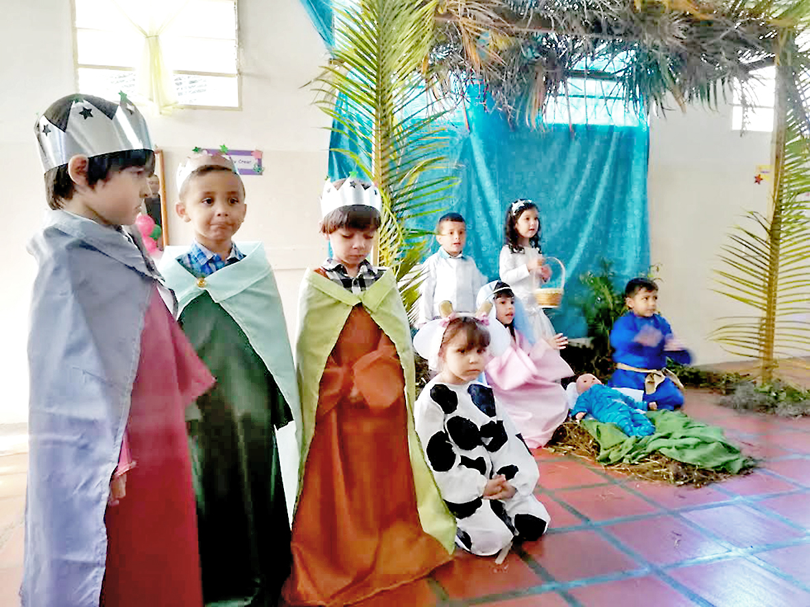 Santa sorprende a niños del Tía Alicia Pojan