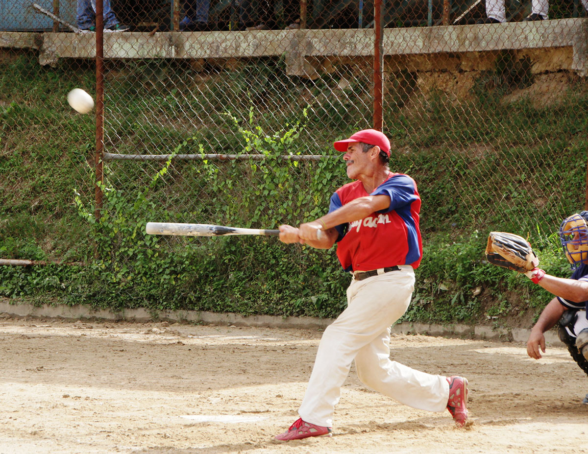 Guayacán asumió liderazgo en softbol de súper abuelos