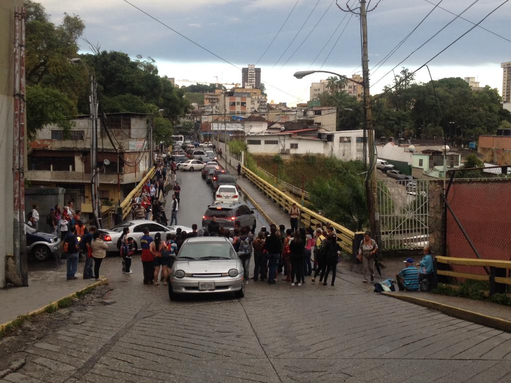 Trancan Puente Castro por falta de transporte para Lagunetica