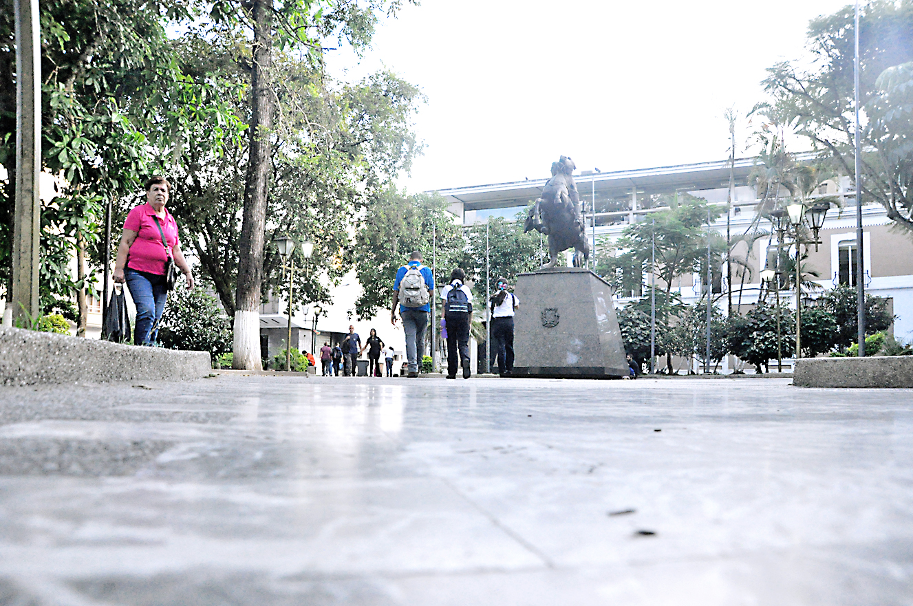 Alcaldía prevé pulir piso de la plaza Bolívar