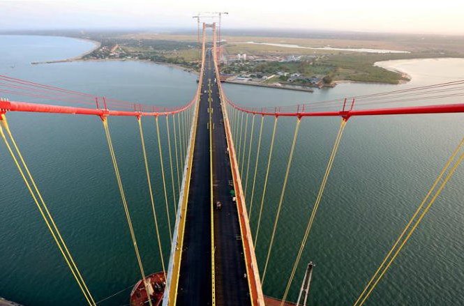 Mozambique inaugura puente colgante más largo de África