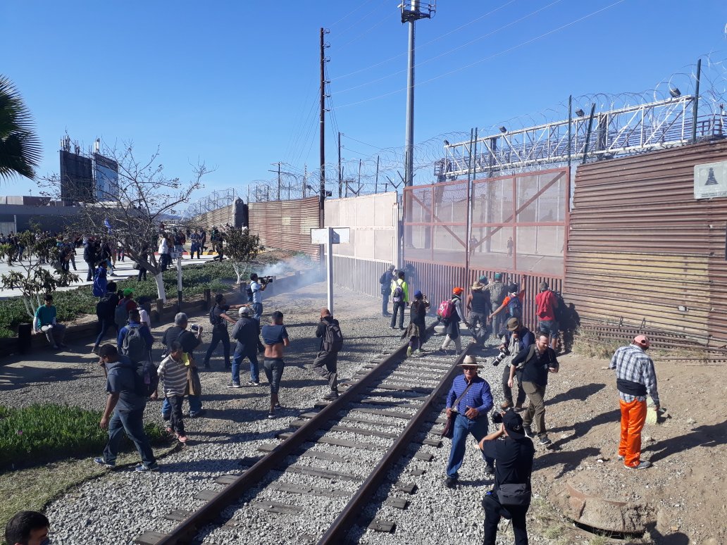 Migrantes de caravana intentan saltar la valla de México a EE UU