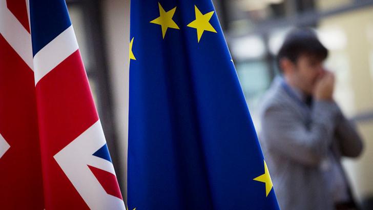 Renuncia de ministro británico para Brexit golpea plan de Theresa May