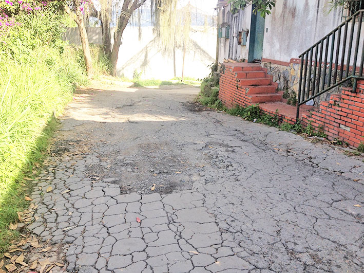 Vecinos de Barrio Miranda exigen mejoras en la vialidad