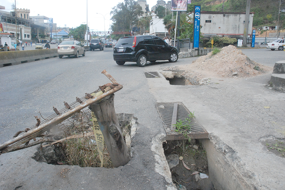 Huecos del kilómetro 15 continúan creciendo