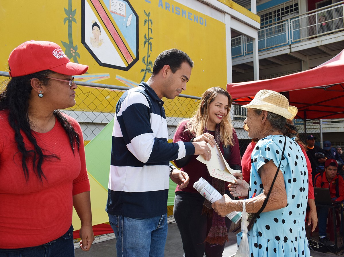 Alcaldesa entrega kit de viviendas a 14 familias