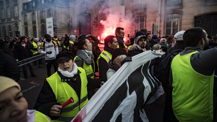 Francia: Ascienden a 227 heridos en protestas por el incremento de impuestos en combustibles