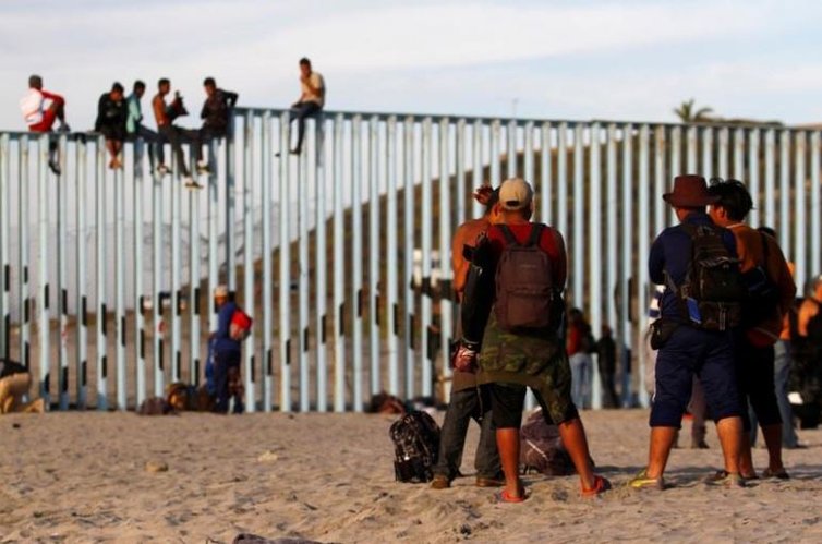 Grupo de 1500 migrantes centroamericanos se reunen en la frontera de México con EE UU