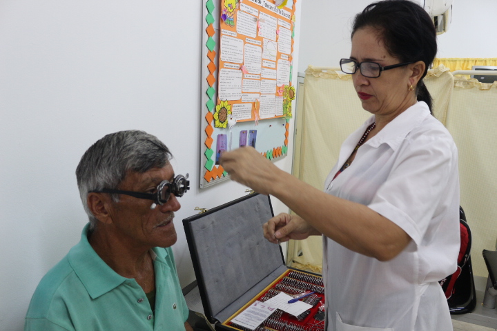 Atienden a 80 pacientes en operativo oftalmológico