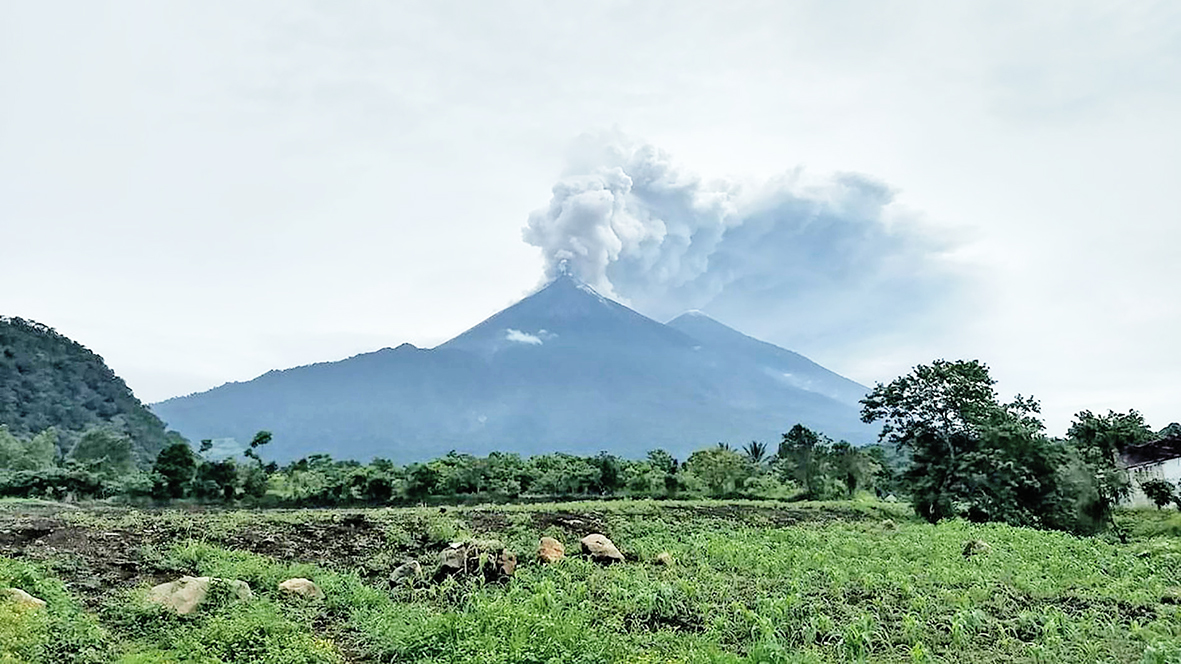Volcán de Fuego con columna  de ceniza a 4 kilómetros de altura