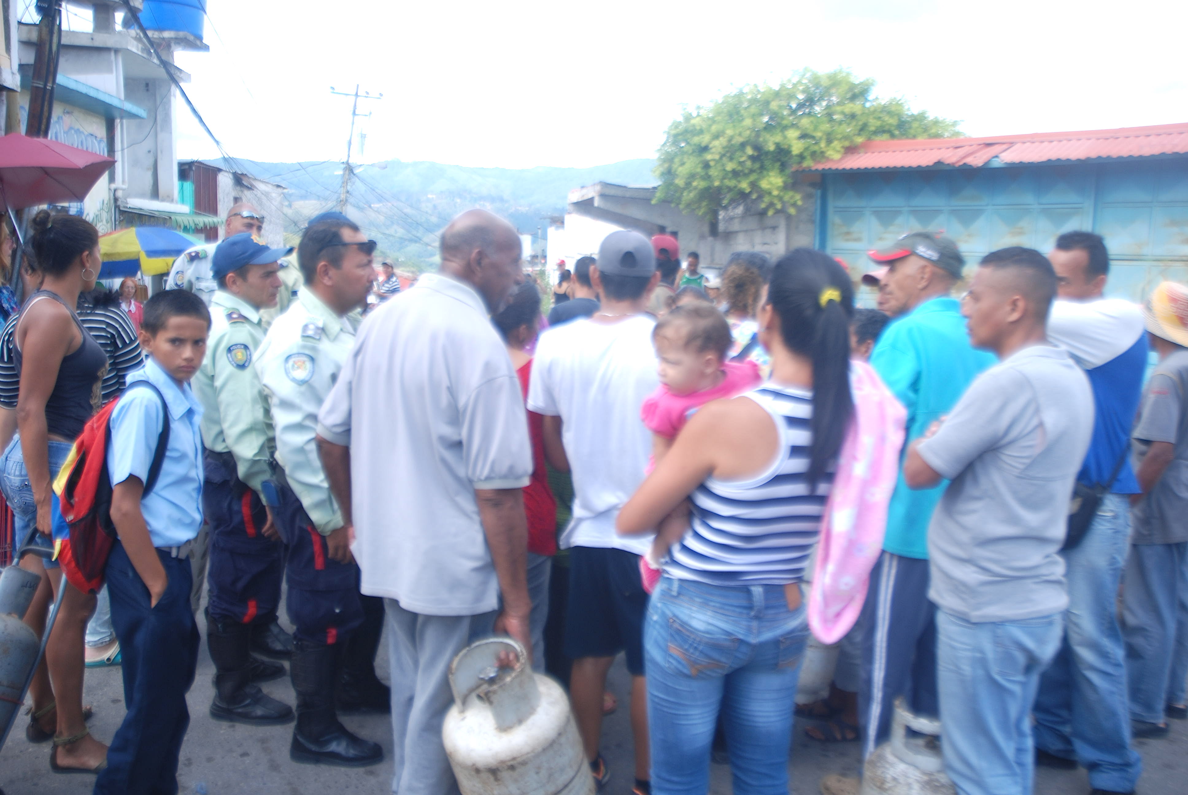 Vecinos de El Reten alzados y en protesta por falta de gas