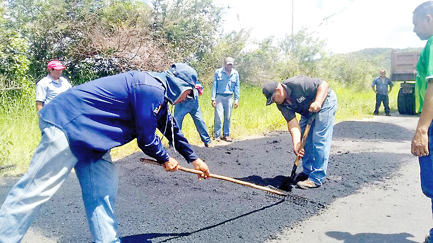 Ejecutan reasfaltado de carretera a la Gran Sabana