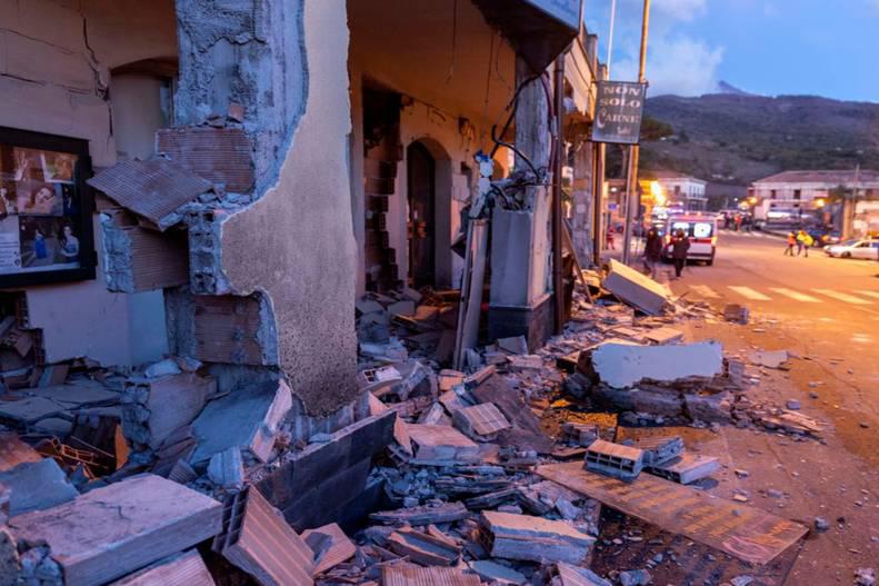 Ascienden a 28 los fallecidos por terremoto en Sicilia