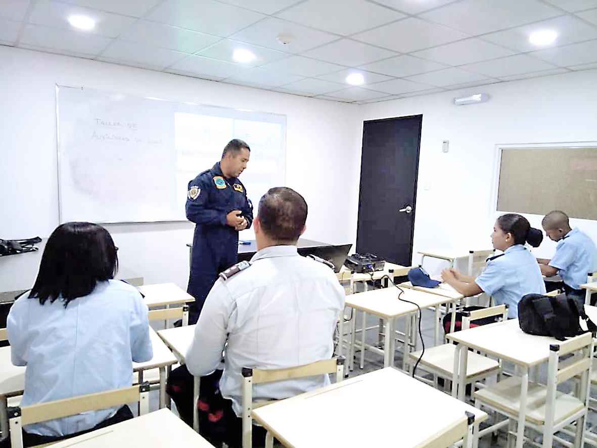 Polimirandas se forman como auxiliares de vuelo