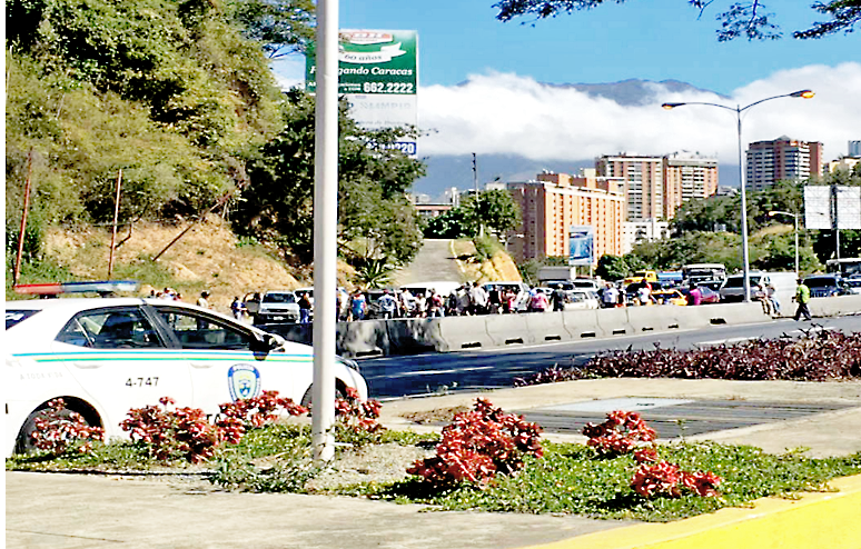 Empleados del Ministerio de Educación exigen el combo navideño