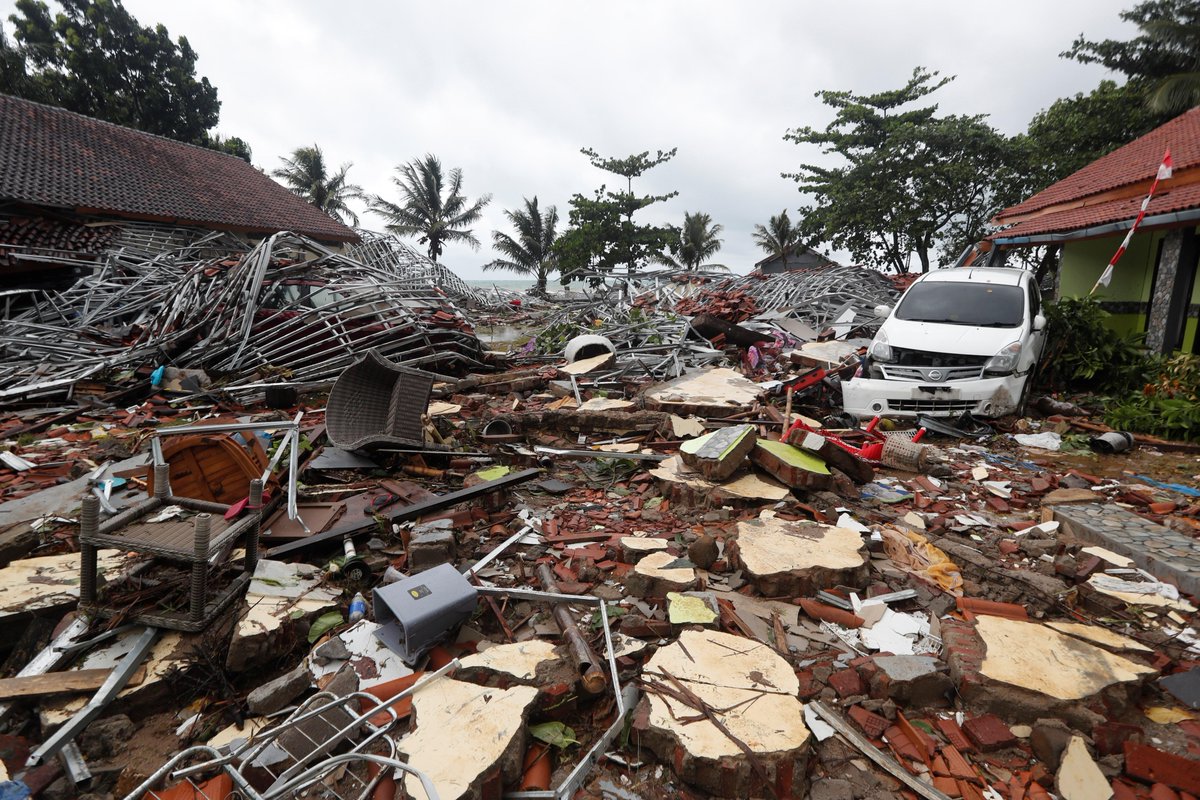 Más de 220 muertos y unos 843 heridos deja tsunami en Indonesia