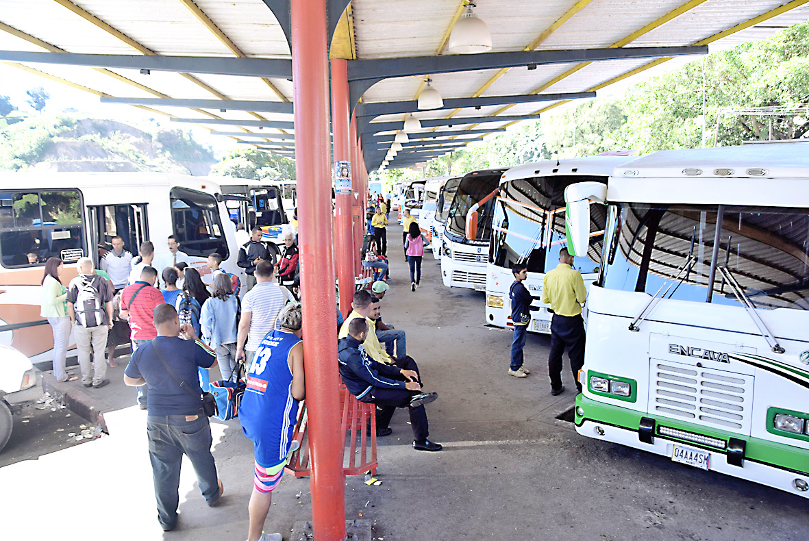 Pasajeros exigen control de precios  en terminal Los Lagos