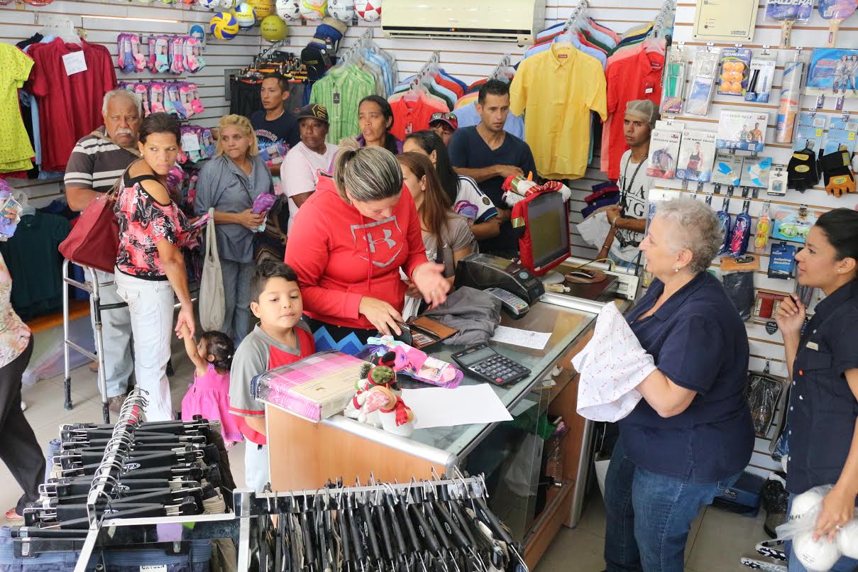 Controlan venta de ropa a precios solidarios
