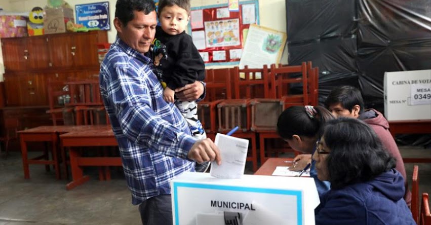 Peruanos aprobaron en referendo reforma a la Constitución