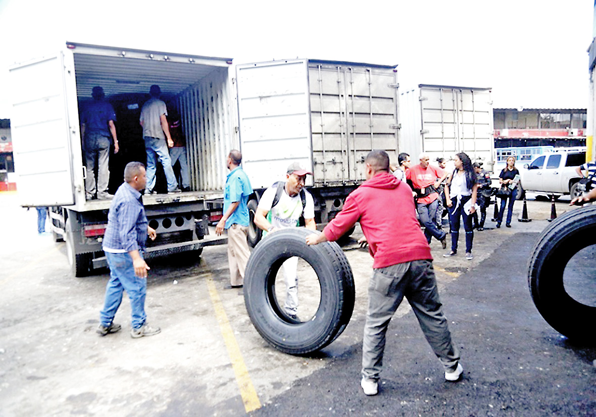 Ejecutivo entrega insumosa transportistas