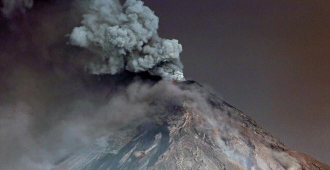 Volcán de fuego con nueve  explosiones por hora